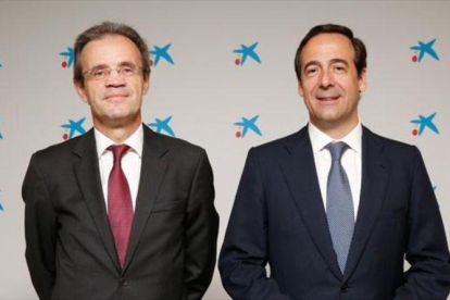 Jordi Gual y Gonzalo Gortázar, presidente y consejero delegado de CaixaBank.-EL PERIÓDICO