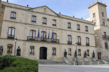 Exterior del palacio provincial. / VALENTÍN GUISANDE-