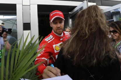 Sebastian Vettel (Ferrari) firma un autógrafoe, en Sochi (Rusia).-ap/ sergei grits