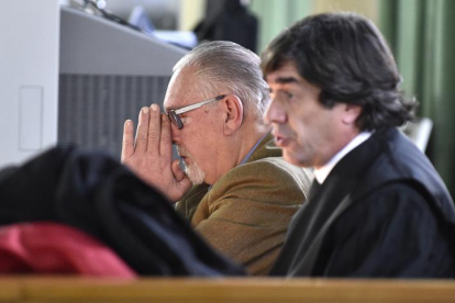 Luis Ciria, con las manos sobre la cara, y a su izquierda su abogado el martes durante el juicio celebrado en la Audiencia Provincial.-VALENTÍN GUISANDE
