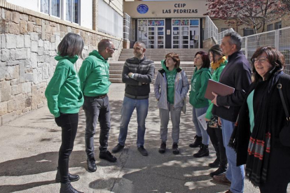 Integrantes de la Plataforma por la Escuela Pública en la puerta del CEIP Las Pedrizas.-MARIO TEJEDOR