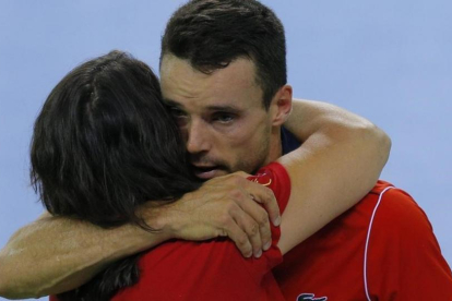 Conchita Martínez abraza a Roberto Bautista tras ganar este el punto decisivo en Rumanía el pasado domingo.-ROBERT GHEMENT