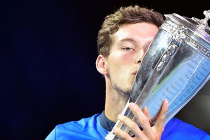 Pablo Carreño besa el trofeo del Abierto de Moscú tras derrotar en la final a Fabio Fognini.-AFP / ALEXANDER NEMENOV