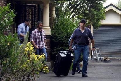 Agentes de la policía federal australiana tras un registro durante la búsqueda del fundador de Bitcoin.-REUTERS / DAVID GRAY