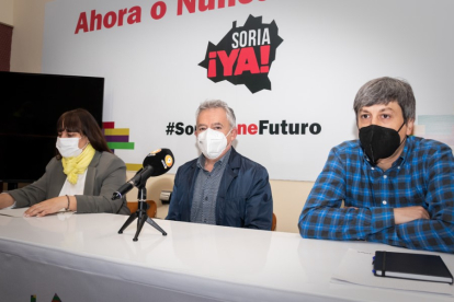 Los procuradores Vanessa García, Ángel Ceña y Toño Palomar en la sede de Soria Ya.- GONZALO MONTESEGURO