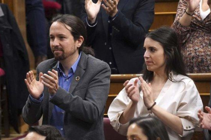 El líder de Unidas Podemos, Pablo Iglesias, y la portavoz parlamentaria del partido, Irene Montero, en la sesión de investidura.-DAVID CASTRO