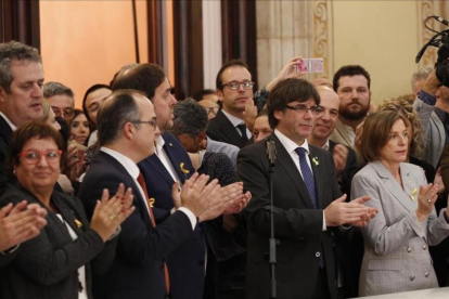 Carles Puigdemont y Carme Forcadell, el pasado viernes n el Parlament tras aprobar la DUI-JULIO CARBÓ