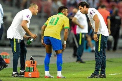 Neymar se queja de la lesión muscular que sufrió en la pierna izquierda en Singapur con Brasil.-AFP / ROSLAN RAHMAN