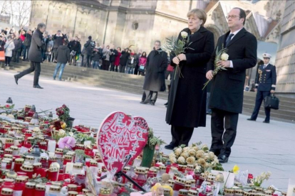 Merkel y Hollande rinden homenaje en Berlín a las víctimas del atentado del pasado mes de diciembre en la capital alemana.-AFP / KAY NIETFELD