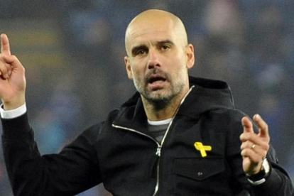 Guardiola, entrenador del City, con el lazo amarillo.-/ RUI VIEIRA