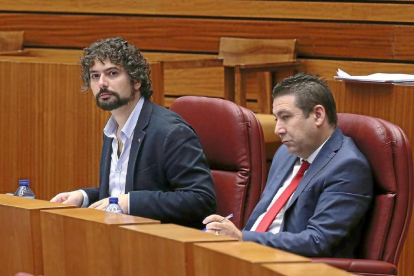 Los procuradores del Mixto, José Sarrión (IU) y Luis M. Santos (UPL).-Ical