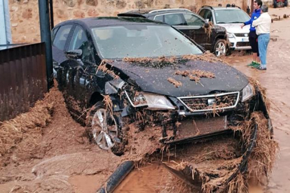 Uno de los vehículos arrastrados por la riada en la tarde de ayer en Santa María de Huerta.-DIEGO MARTÍNEZ LARENA