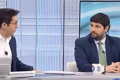 El presidente de Murcia, derecha, durante la entrevista en TVE.-EL PERIÓDICO