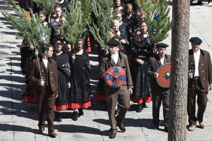 Las piñorras de Vinuesa llenan las calles de tradición en la fiesta de la Pinochada-V.G.