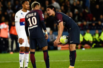 Neymar y Cavani discuten sobre el punto de penalti.-AFP