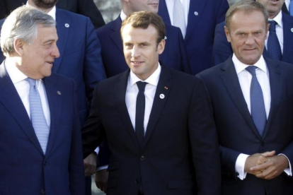 El presidente del Parlamento Europeo, Antonio Tajani, Macron y Tusk, en la cumbre de Tallin.-EFE / VALDA KALNINA