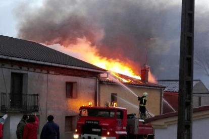 El incendio comenzó en una casa habitada-Ical