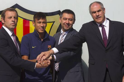 Rosell, Neymar, Bartomeu y Zubizarreta, el 3 de junio del 2013, día de la presentación del brasileño como jugador del Barça.-Foto: JOAN MONFORT