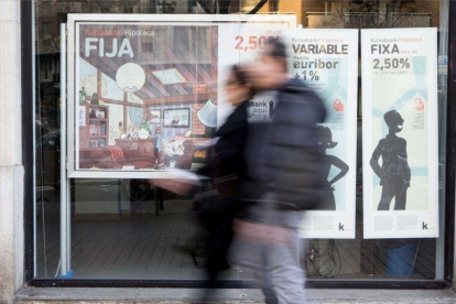 Promoción de hipotecas en una oficina bancaria de Barcelona.-FERRAN NADEU