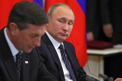 Putin (derecha), durante su encuentro con el presidente esloveno, Borut Pahor, en Moscú, el 10 de febrero.-EFE / MICHAEL KLIMENTYEV