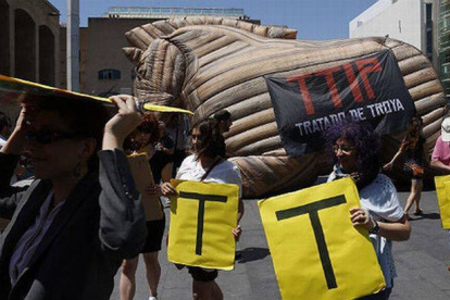 Protesta contra el TTIP en Barcelona, el pasado día 17.-Foto: JULIO CARBÓ