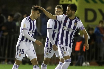 Aguado, dorsal 15, es felicitado por Moyano y De Frutos en el partido de Copa del Valladolid en Tolosa.-Diario de Valladolid El Mundo