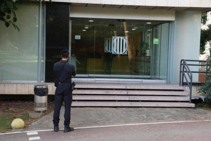 La Guardia Civil registra la sede de la Secretaria General de Deporte y la del Consejo Catalán de Deportes, en Esplugues.-FERRAN NADEU