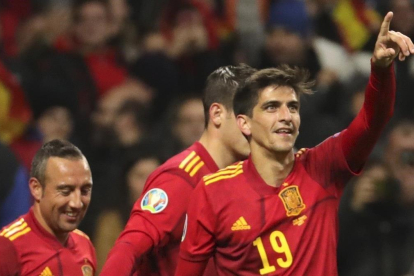 Gerard Moreno, a la derecha, celebra uno de sus goles.-EFE / JUANJO MARTÍN