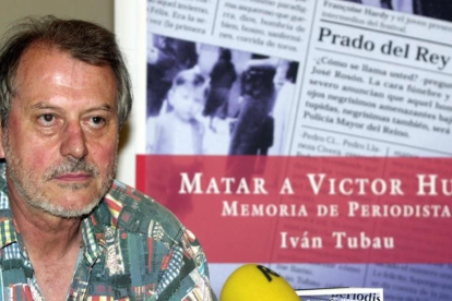 Iván Tubau, en el 2002, en la presentación de su libro 'Matar a Víctor Hugo. Memoria de periodista'.-EFE