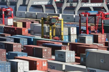 Contenedores de mercancías en el puerto de Hamburgo.-EFE / EPA / ULRICH PERREY