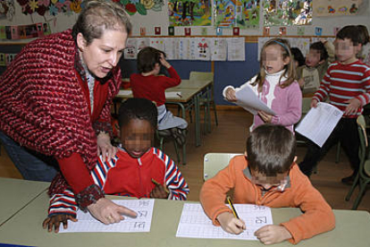Una maestra con sus alumnos en un colegio de Soria / VALENTÍN GUISANDE-