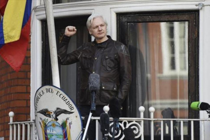 Protegido 8Assange saluda desde la embajada ecuatoriana, ayer.-EFE / ANDY RAIN