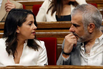 Inés Arrimadas y Carlos Carrizosa, en sus escaños del Parlament-ALBERTO ESTEVEZ (EFE)