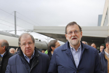 Juan Vicente Herrera, y el presidente del Gobierno en funciones, Mariano Rajoy, este sábado, en Salamanca.-ICAL