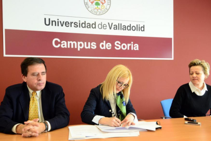 Javier Barrio, Blanca García y María Teresa Pacho durante la firma del acuerdo.-ÁLVARO MARTÍNEZ