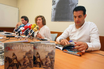 La concejala de Cultura del Ayuntamiento de Ponferrada, María Antonia Gancedo, junto al director del teatro Bérgidum, Miguel Ángel Varela (I), y el director de los museos de Ponferrada, Javier Garcías (D), durante la presentación del programa Es.cultura-Ical