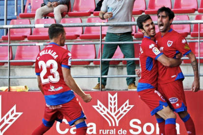 Escassi celebra con Carlos Gutiérrez un gol durante la temporada anterior.-MARIO TEJEDOR