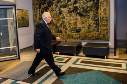 Strauss Kahn regresa a su hotel tras asistir al juicio en Lille, el miércoles.-