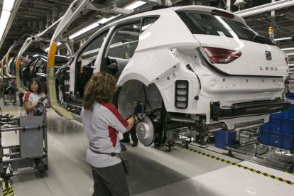 Cadena de montaje del coche Seat  Ibiza.-JOAN CORTADELLAS