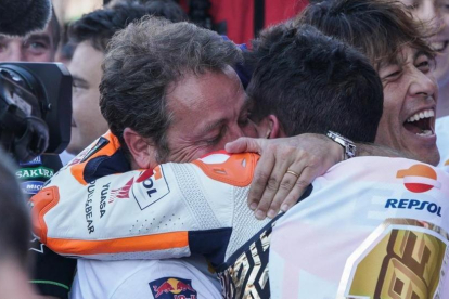 Emilio Alzamora, visiblemente emocionado, abraza y felicita a su pupilo, Marc Márquez, tras la conquista de su sexto título mundial de motociclismo en Valencia.-ALEJANDRO CERESUELA