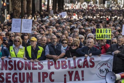 Miles de personas de manifiestan en Valencia por unas pensiones dignas.-MIGUEL LORENZO