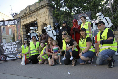Voluntarios y niños fotografiándose junto a los personajes de ‘Star Wars’.-DIEGO MAYOR