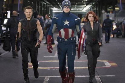 Jeremy Renner,  Chris Evans y Scarlett Johansson, como Ojo de Halcón, el Capitán América y la Viuda Negra, en 'Los Vengadores'.-