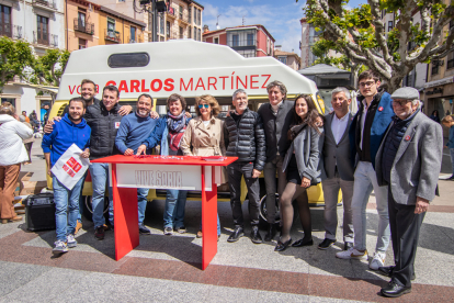 El ministro del Interior, Fernando Grande-Marlaska, con la candidatura del PSOE que encabeza Carlos Martínez.  GONZALO MONTESEGURO