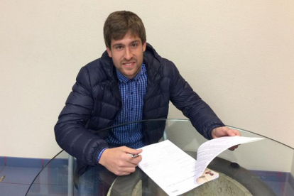 Aitor Fernández en la sede del club firmando su renovación.-C.D. Numancia