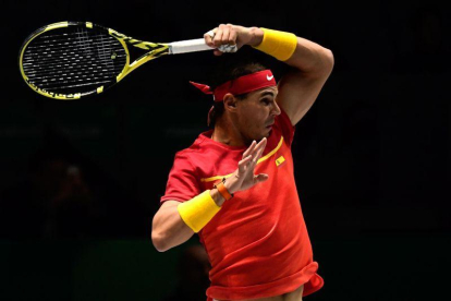 Rafa Nadal ejecuta un golpe en el partido de su debut en la nueva Copa Davis.-AFP / JAVIER SORIANO
