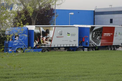 Primer megacamión ('megatruck') en circulación en España, entre la empresa Sesé de Palau-solità y la fábrica de Seat de Martorell.-