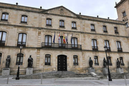 Fachada del Palacio Provincial. / VALENTÍN GUISANDE-