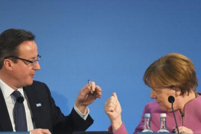 El 'premier' británico, David Cameron, y Merkel, en una cumbre sobre Siria, el pasado febrero en Londres.-REUTERS / ARCHIVO