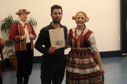 Alejandro con una bailarina folklórica polaca.-